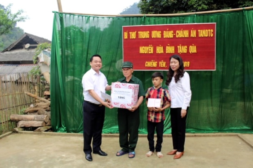 Tặng qu&agrave; NCT thuộc gia đ&igrave;nh ch&iacute;nh s&aacute;ch huyện V&acirc;n Hồ. Ảnh IT