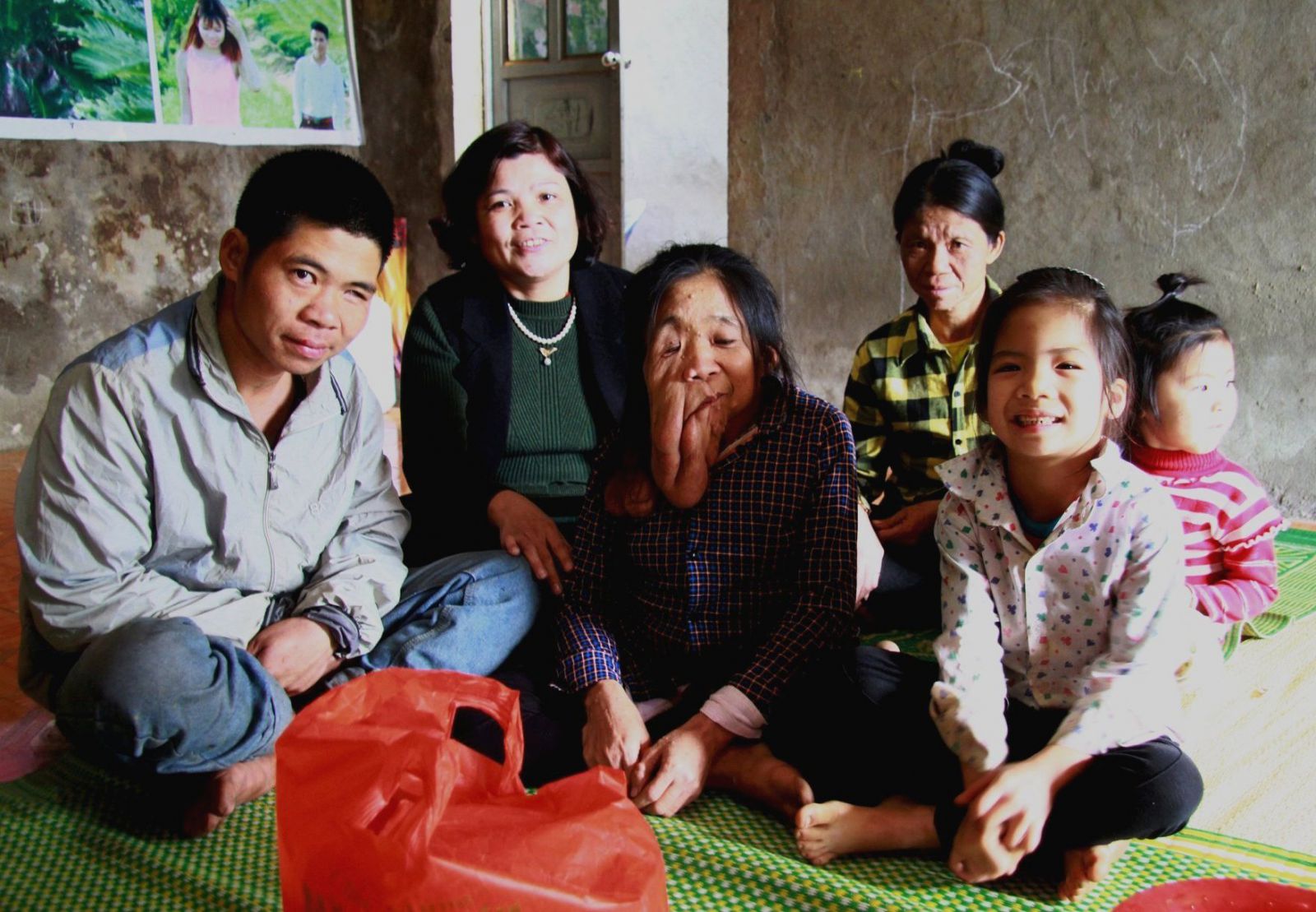 Tặng qu&agrave; gia đ&igrave;nh cụ Đinh Văn Dớn