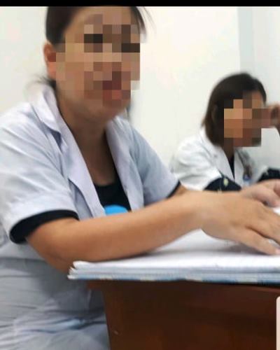 PV được đưa v&agrave;o ph&ograve;ng c&oacute; một người phụ nữ Việt Nam v&agrave; một người phụ nữ n&oacute;i tiếng Trung Quốc để thăm kh&aacute;m trong lần nhập vai thực tế