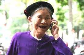 Người cao tuổi d&ugrave;ng điện thoại
