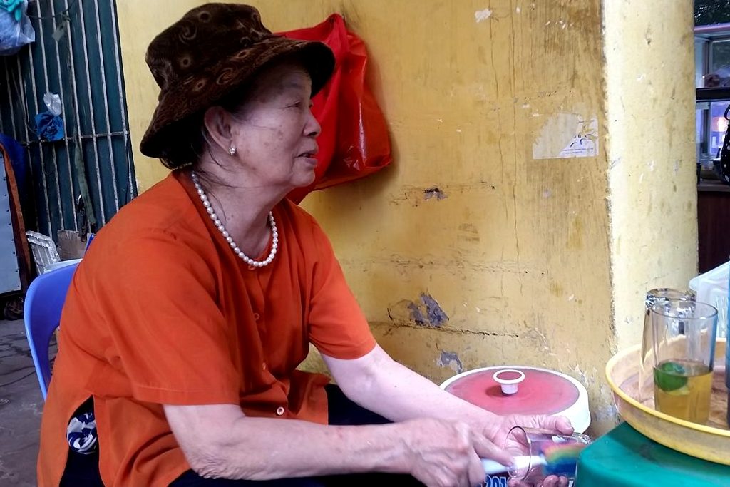 Cụ gi&agrave; 81 tuổi vẫn ra đường kiếm sống