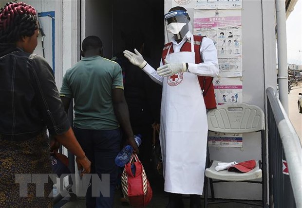 Nh&acirc;n vi&ecirc;n y tế l&agrave;m việc tại một chốt kiểm so&aacute;t dịch bệnh ebola tại l&agrave;ng Mirami, gần bi&ecirc;n giới giữa Uganda v&agrave; CHDC Congo ng&agrave;y 14/6
