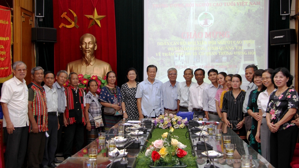 L&atilde;nh đạo TW Hội v&agrave; c&aacute;c th&agrave;nh vi&ecirc;n trong đo&agrave;n chụp ảnh lưu niệm