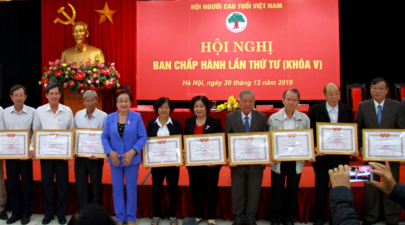 Ph&oacute; Chủ tịch Phạm Thị Sơn trao Bằng khen TW Hội cho c&aacute;c tập thể xuất sắc