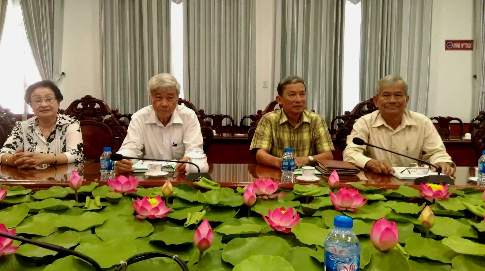 Ph&oacute; Chủ tịch Phạm Thị Sơn (b&ecirc;n tr&aacute;i) l&agrave;m việc tại tỉnh Long An