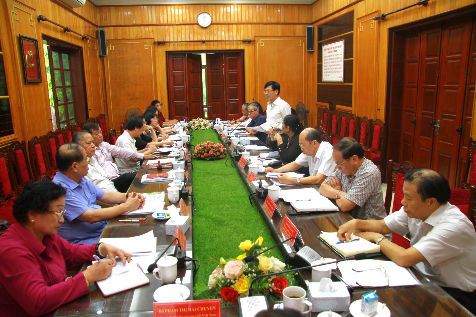 Ph&oacute; Chủ tịch Phạm Thị Sơn (b&ecirc;n tr&aacute;i) tại Hội nghị Ban Thường vụ TW Hội NCT Việt Nam