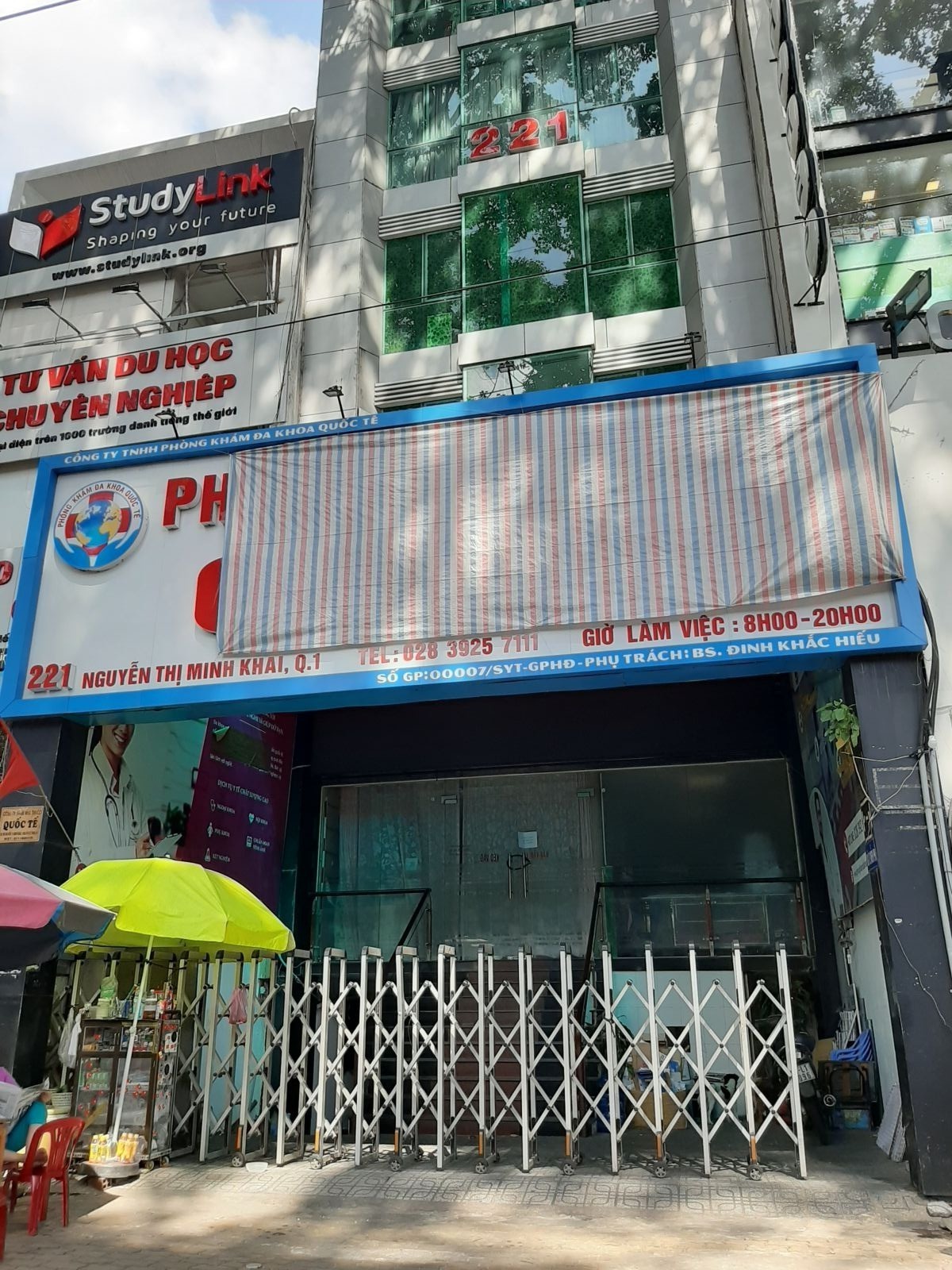 Ph&ograve;ng kh&aacute;m đa khoa quốc tế ngụ tr&ecirc;n đường Nguyễn Thị Minh Khai, quận 1 cửa đ&oacute;ng im l&igrave;m, biển hiệu được che bởi một tấm bạt