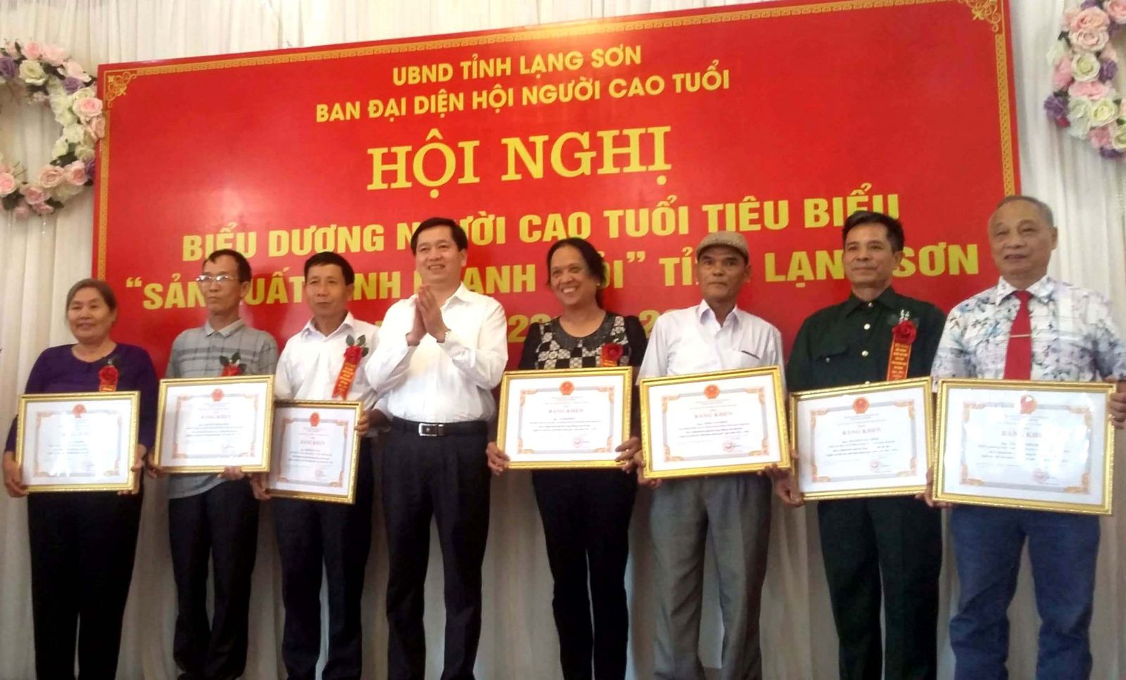 Trao Bằng khen của UBND tỉnh cho c&aacute;c c&aacute; nh&acirc;n xuất sắc. Ảnh IT