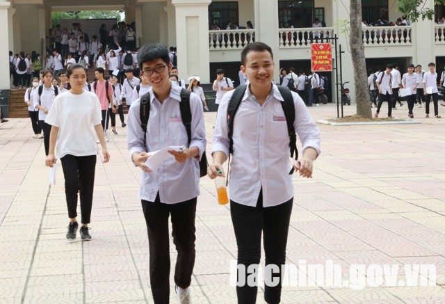 C&aacute;c th&iacute; sinh ho&agrave;n th&agrave;nh Kỳ thi THPT Quốc gia 2019 tại điểm thi THPT H&agrave;n Thuy&ecirc;n (th&agrave;nh phố Bắc Ninh). (Ảnh: Cổng TTĐT Bắc Ninh)