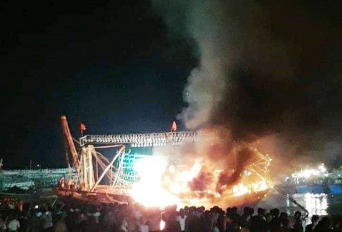 Nghệ An: Đang neo đậu tại cảng, tàu cá bất ngờ bốc cháy dữ dội