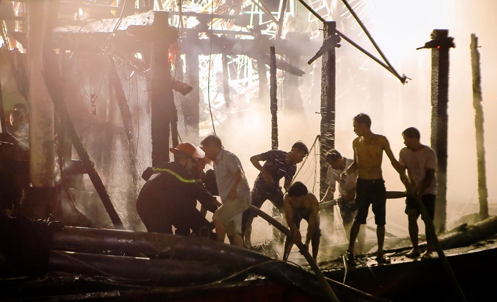 Nghệ An: Đang neo đậu tại cảng, tàu cá bất ngờ bốc cháy dữ dội