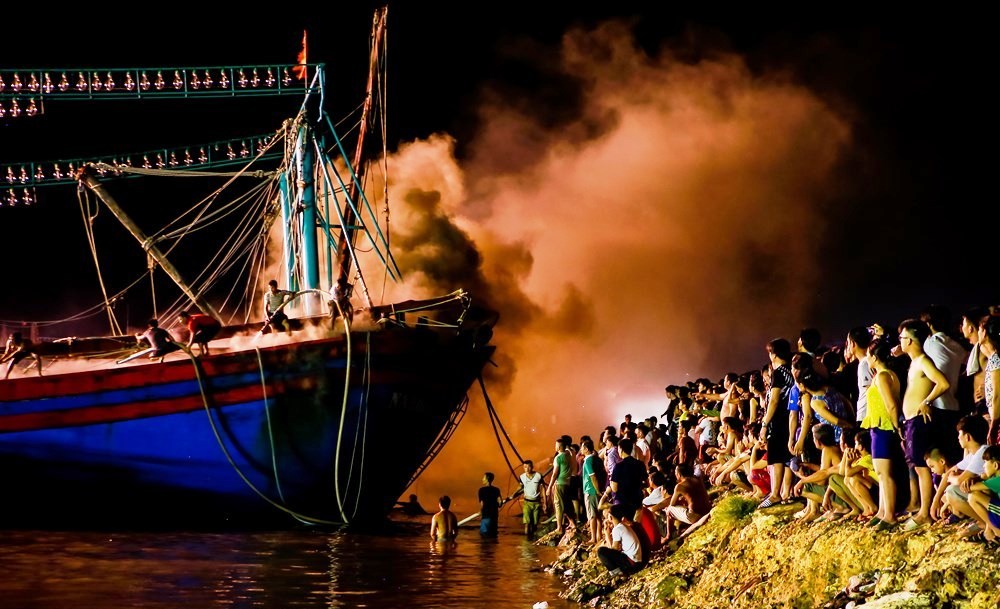 Nghệ An: Đang neo đậu tại cảng, tàu cá bất ngờ bốc cháy dữ dội