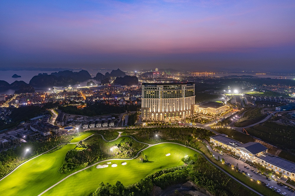 Ảnh 2. Quần thể FLC Hạ Long c&oacute; vị tr&iacute; độc đ&aacute;o tr&ecirc;n đồi Văn Nghệ, tầm nh&igrave;n &ocirc;m trọn vịnh Hạ Long