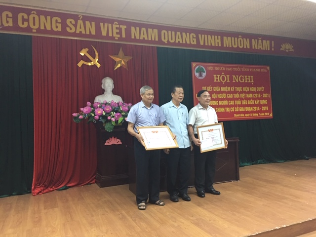 Hai đơn vị phủ k&iacute;n CLB li&ecirc;n thế hệ l&agrave; huyện Như Thanh v&agrave; huyện Cẩm Thủy được TW Hội tặng bằng khen