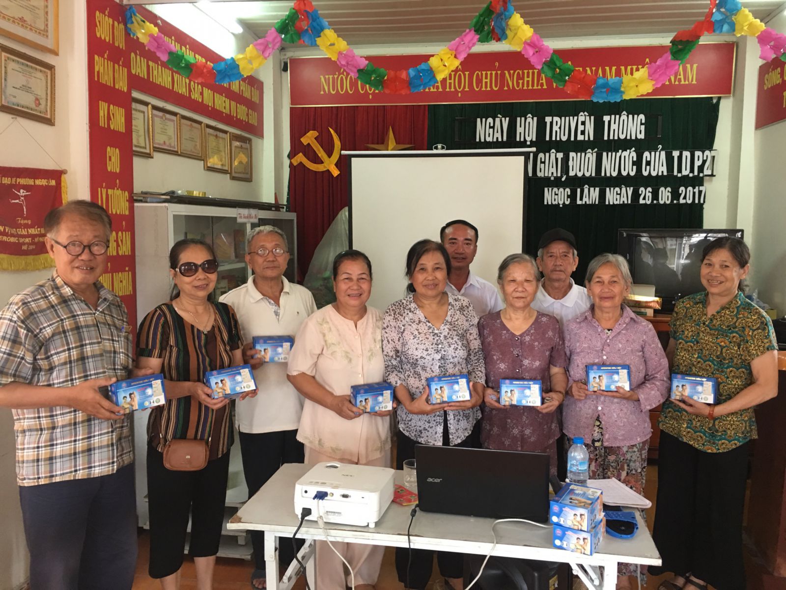 Nhiều người cao tuổi tin y&ecirc;u v&agrave; ủng hộ sản phẩm Massage Si&ecirc;u Việt.