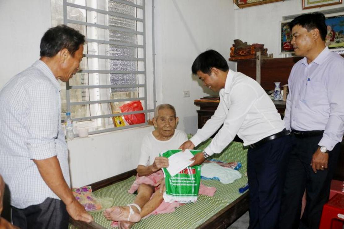 L&atilde;nh đạo tỉnh H&agrave; Tĩnh tặng qu&agrave; NCT c&oacute; ho&agrave;n cảnh kh&oacute; khăn. Ảnh IT