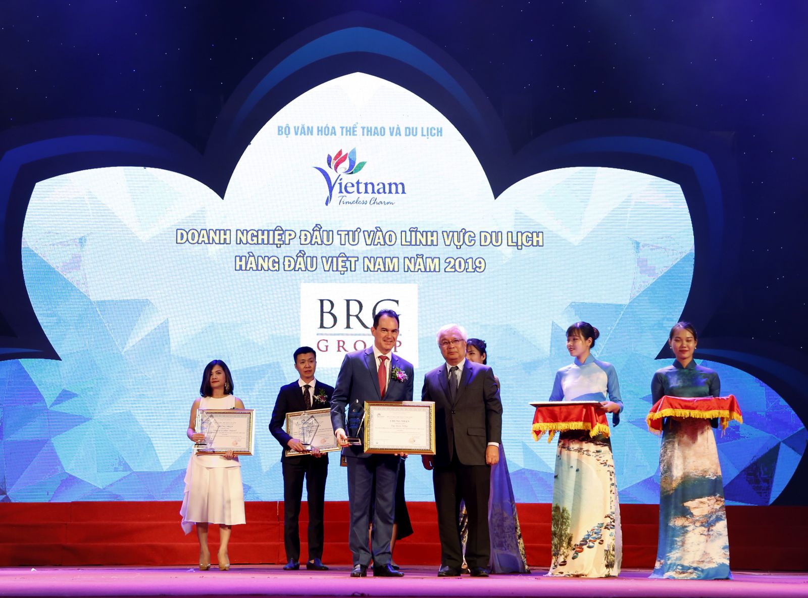 &Ocirc;ng Christopher Lajus nhận giải doanh nghiệp đầu tư v&agrave;o lĩnh vực du lịch H&agrave;ng đầu Việt Nam 2019