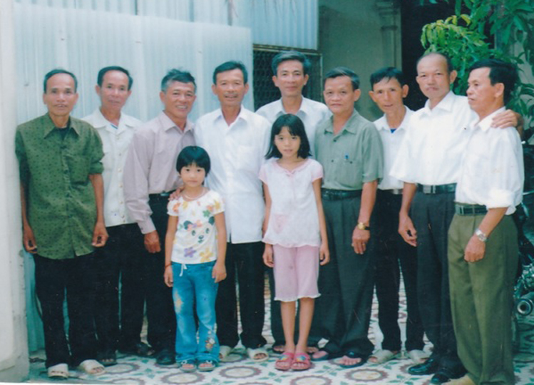 CCB Nguyễn Văn Lu&acirc;n (thứ 2 từ phải sang) gặp lại chiến sĩ đại đội 10 Anh h&ugrave;ng sau 45 năm xa c&aacute;ch tại TP Vinh