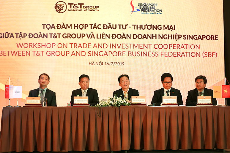 Đo&agrave;n chủ tọa chỉ đạo buổi Tọa đ&agrave;m