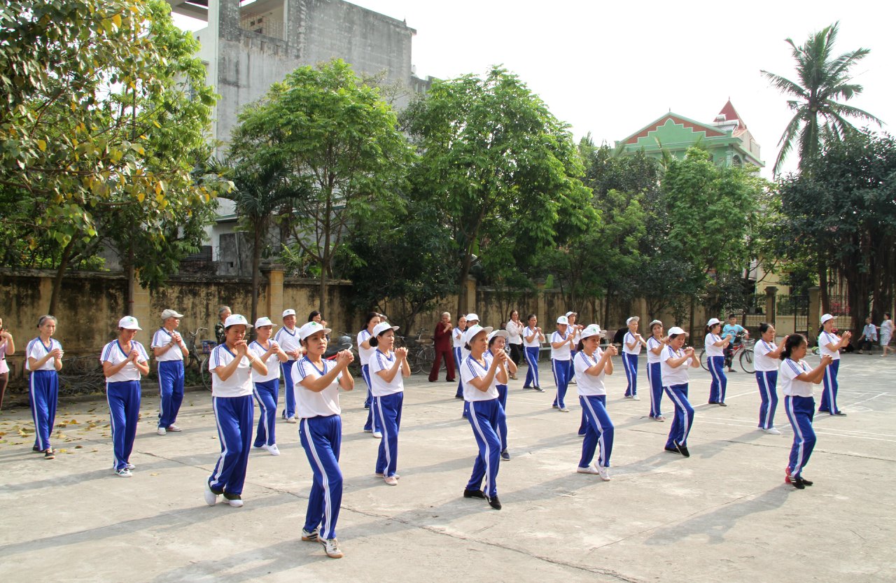 C&aacute;c th&agrave;nh vi&ecirc;n CLB Li&ecirc;n thế hệ tự gi&uacute;p nhau luyện tập dưỡng sinh r&egrave;n luyện sức khỏe