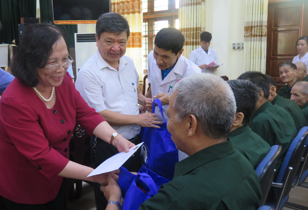 Chủ tịch Phạm Thị Hải Chuyền tặng qu&agrave; cho c&aacute;c thương, b&ecirc;nh binh