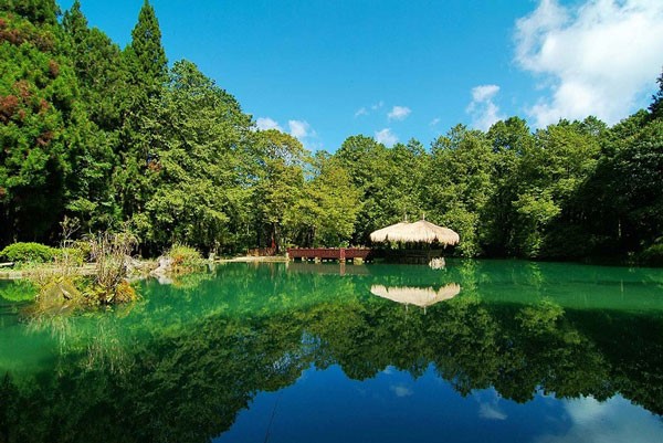 Ảnh 4: Đầm Tỷ Muội c&ograve;n nổi tiếng bởi cảnh sắc thi&ecirc;n nhi&ecirc;n phong ph&uacute; với hồ nước mang m&agrave;u xanh ngọc b&iacute;ch