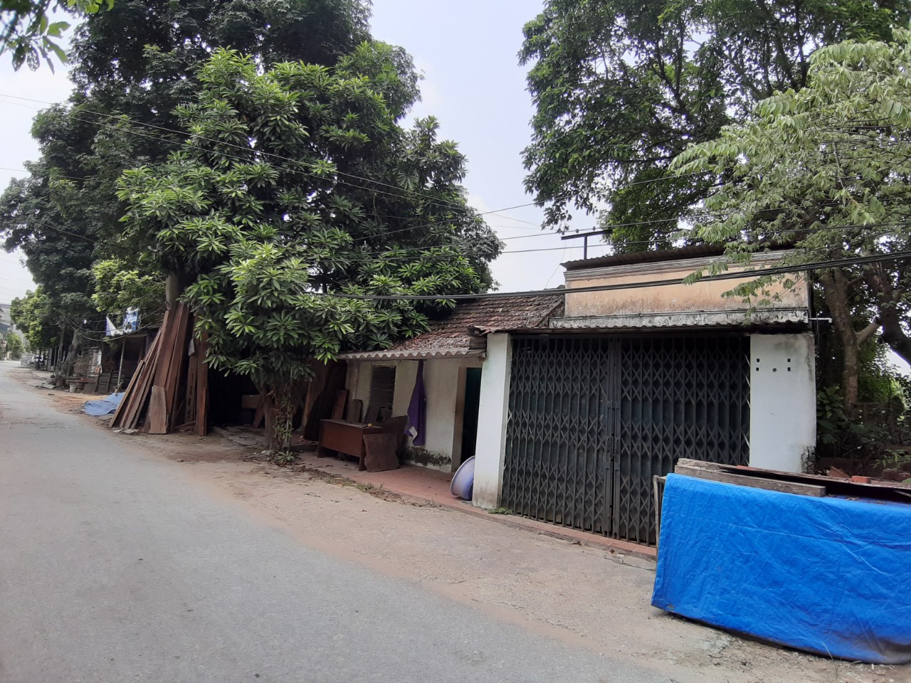 Sau hàng chục năm, người d&acirc;n đã đ&acirc;̀u tư x&acirc;y dựng &ocirc;̉n định nhà cửa. (Ảnh: Q.H)