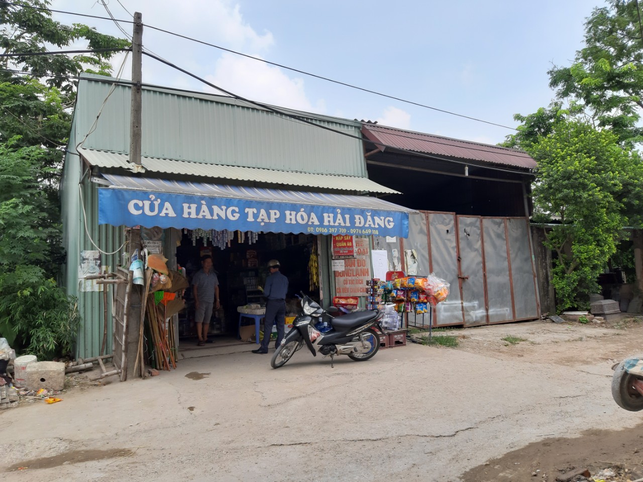 Mở cửa hàng ki&ecirc;́m s&ocirc;́ng hàng ngày...