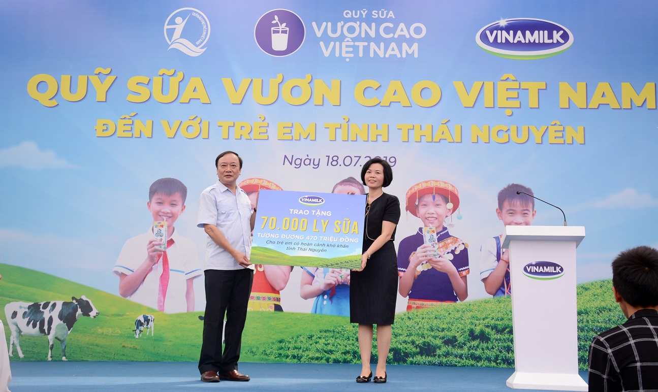 B&agrave; B&ugrave;i Thị Hương, Gi&aacute;m đốc Điều h&agrave;nh Nh&acirc;n sự, H&agrave;nh ch&iacute;nh &amp; Đối ngoại (NS,HC&amp;ĐN) của Vinamilk trao tặng bảng tượng trưng 70.000 ly sữa tương đương 470 triệu đồng cho 780 em học sinh c&oacute; ho&agrave;n cảnh kh&oacute; khăn tại Th&aacute;i Nguy&ecirc;n.