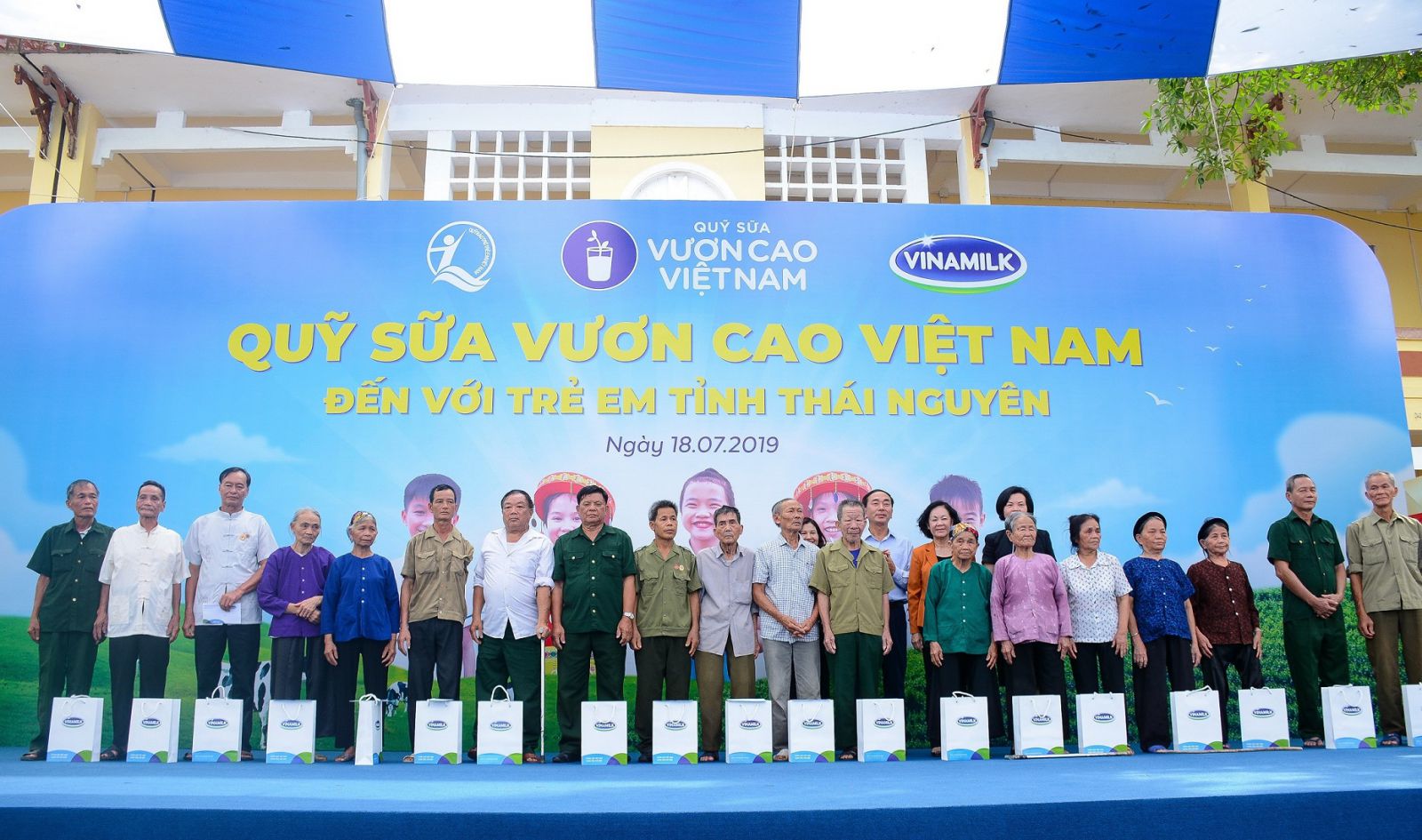 B&agrave; Trương Thị Mai - Ủy vi&ecirc;n Bộ Ch&iacute;nh trị, B&iacute; thư Trung ương Đảng, Trưởng ban D&acirc;n vận Trung ương, c&ugrave;ng l&atilde;nh đạo Trung ương, địa phương v&agrave; c&ocirc;ng ty Vinamilk trao tặng qu&agrave; đến c&aacute;c gia đ&igrave;nh ch&iacute;nh s&aacute;ch, gia đ&igrave;nh c&oacute; c&ocirc;ng với c&aacute;ch mạng nh&acirc;n kỷ niệm 72 năm Ng&agrave;y Thương binh - Liệt sỹ 27/7.