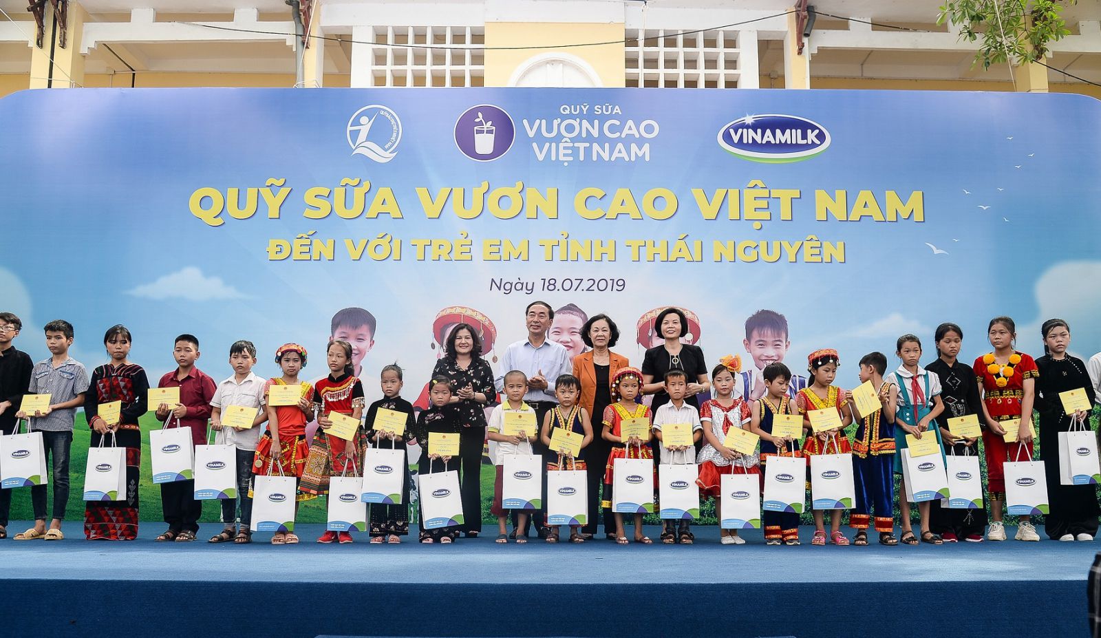 B&agrave; Trương Thị Mai - Ủy vi&ecirc;n Bộ Ch&iacute;nh trị, B&iacute; thư Trung ương Đảng, Trưởng ban D&acirc;n vận Trung ương, c&ugrave;ng l&atilde;nh đạo Trung ương, địa phương v&agrave; c&ocirc;ng ty Vinamilk trao tặng học bổng v&agrave; qu&agrave; tặng cho c&aacute;c em học sinh c&oacute; th&agrave;nh t&iacute;ch xuất sắc, vượt kh&oacute; vươn l&ecirc;n trong học tập.
