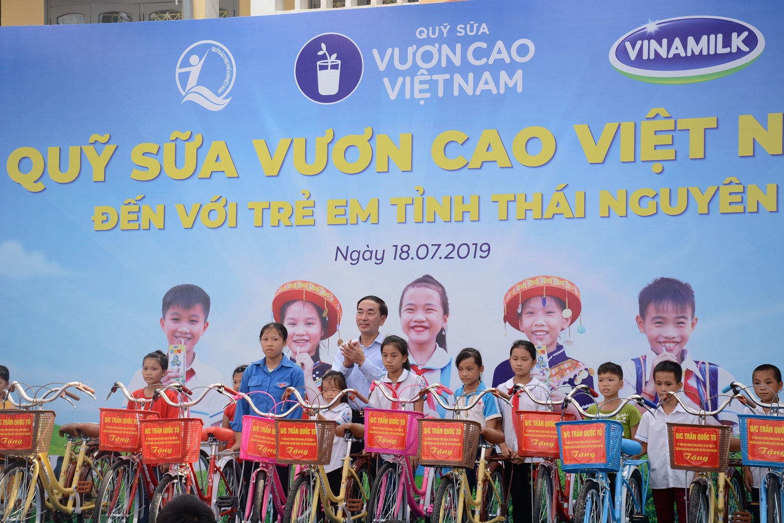 &Ocirc;ng Trần Quốc Tỏ - Ủy vi&ecirc;n Ban chấp h&agrave;nh Trung ương Đảng, B&iacute; thư Tỉnh ủy, Trưởng đo&agrave;n đại biểu Quốc hội tỉnh Th&aacute;i Nguy&ecirc;n trao tặng 20 chiếc xe đạp cho c&aacute;c em học sinh c&oacute; ho&agrave;n cảnh kh&oacute; khăn huyện Định H&oacute;a để qu&atilde;ng đường đến trường của c&aacute;c em được dễ d&agrave;ng hơn.