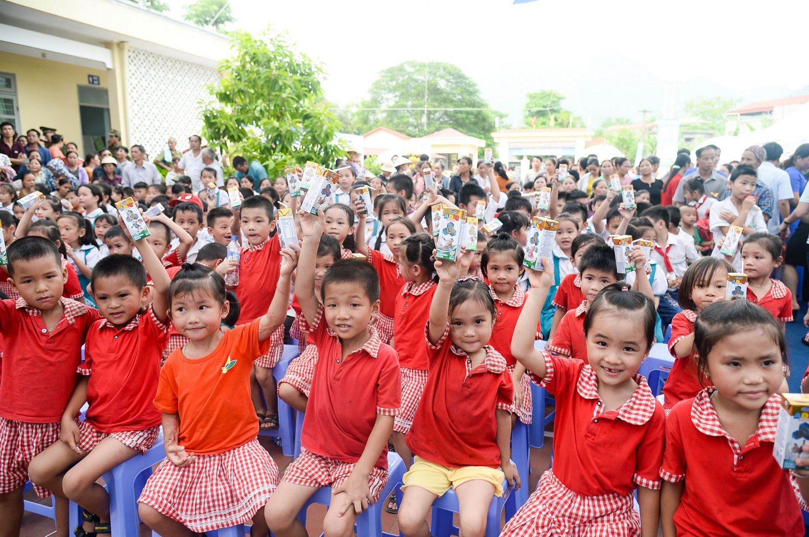 Niềm vui uống sữa tr&ecirc;n gương mặt c&aacute;c em học sinh trường tiểu học Quy Kỳ, huyện Định Ho&aacute;, tỉnh Th&aacute;i Nguy&ecirc;n
