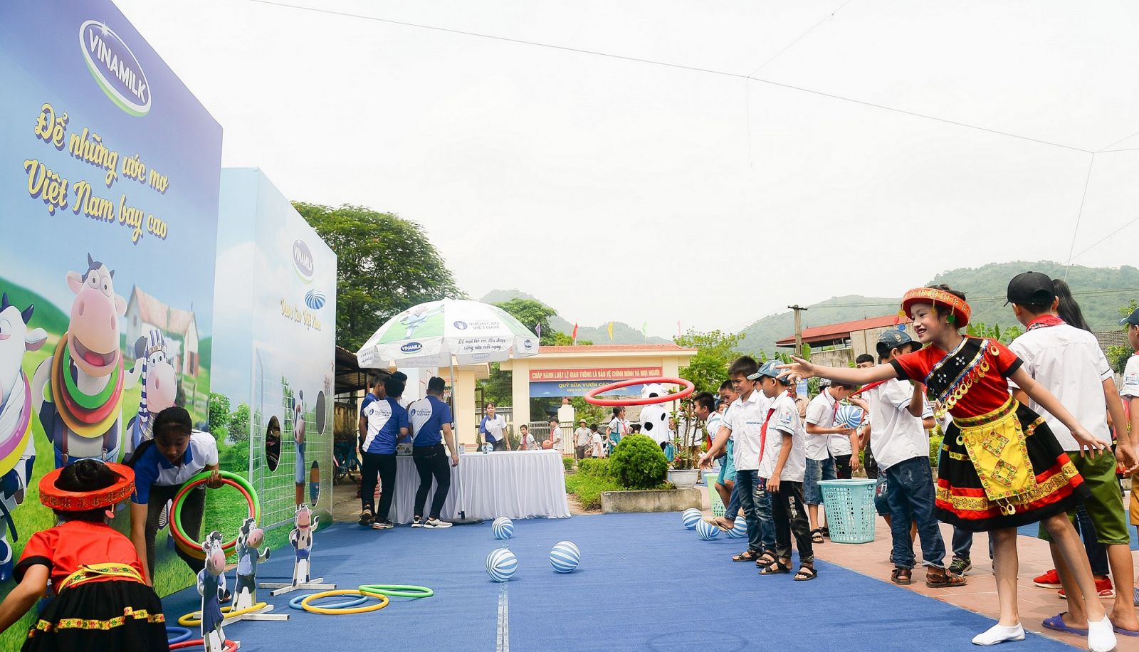 C&aacute;c em học sinh tham dự chương tr&igrave;nh được c&aacute;c b&aacute;c sĩ thuộc Trung t&acirc;m Dinh dưỡng Vinamilk kh&aacute;m sức khỏe v&agrave; tư vấn dinh dưỡng