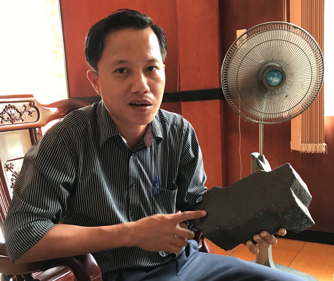 &Ocirc;ng Ng&ocirc; Ch&iacute; Thắng, Ph&oacute; Gi&aacute;m đốc Khu li&ecirc;n hợp xử l&iacute; chất thải B&igrave;nh Dương giới thiệu sản phẩm gạch chế biến bằng 100% nguy&ecirc;n liệu t&aacute;i chế từ r&aacute;c