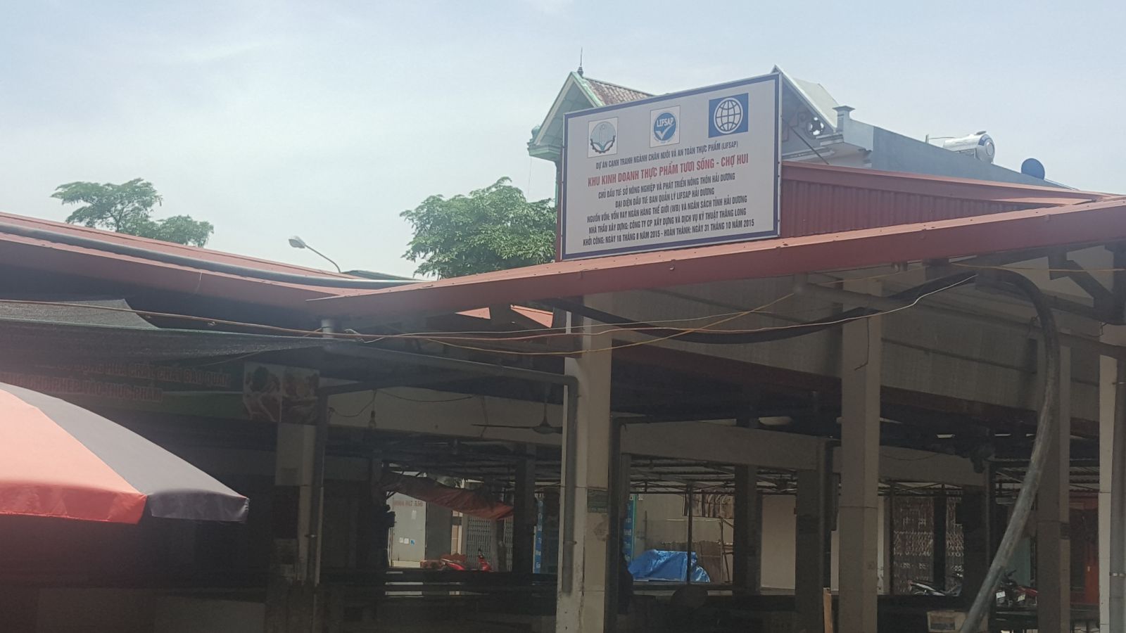 Khu vực thực phẩm tươi sống chợ Hui được Dự &aacute;n Cạnh tranh ng&agrave;nh chăn nu&ocirc;i v&agrave; an to&agrave;n thực phẩm (LIFSAP) đầu tư bằng nguồn vốn vay ng&acirc;n h&agrave;ng thế giới (WB) năm 2015
