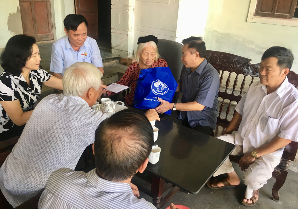 c&ocirc;ng t&aacute;c thăm v&agrave; tặng qu&agrave; cho mẹ Liệt sĩ Nguyễn Thị Hoạt, 99 tuổi