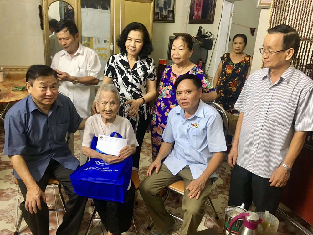 Cụ B&ugrave;i Thị Hợp (105 tuổi, mẹ liệt sĩ) c&ugrave;ng con ch&aacute;u x&uacute;c động trước t&igrave;nh cảm của Trung ương hội đ&atilde; d&agrave;nh tặng