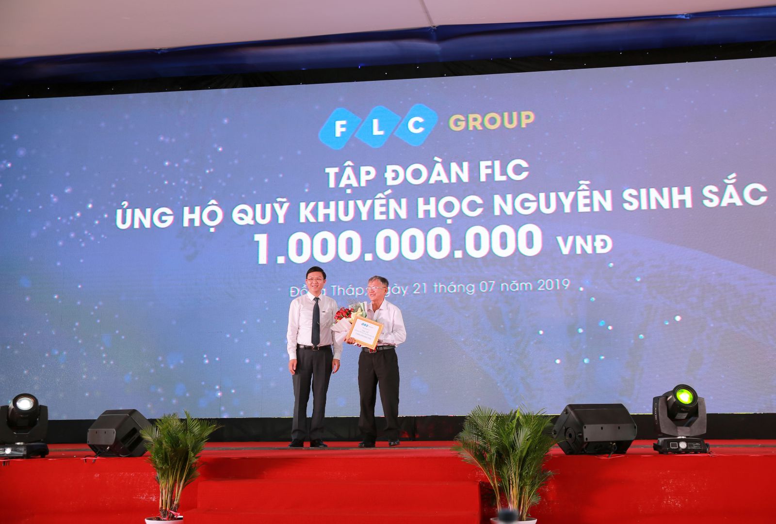Tập đo&agrave;n FLC đ&atilde; ủng hộ Quỹ khuyến học Nguyễn Sinh Sắc tỉnh Đồng Th&aacute;p 1 tỷ đồng trong khu&ocirc;n khổ sự kiện