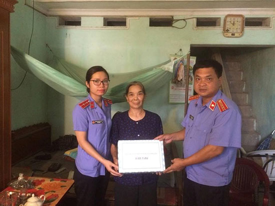 Viện Kiểm s&aacute;t Nh&acirc;n d&acirc;n huyện Chi Lăng tặng qu&agrave; NCT ngh&egrave;o. Ảnh IT