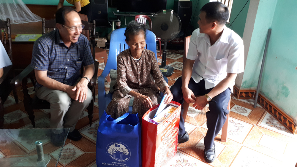 Lãnh đạo Trung ương Hội NCT Việt Nam thăm, tặng quà gia đình chính sách thị xã Đông Triều
