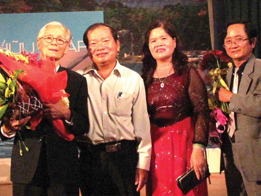 Nhạc sĩ Trần Hữu Ph&aacute;p (ngo&agrave;i c&ugrave;ng b&ecirc;n tr&aacute;i) trong đ&ecirc;m nhạc &ldquo;Trần Hữu Ph&aacute;p - Những d&ograve;ng s&ocirc;ng t&ocirc;i đ&atilde; đi qua v&agrave;o năm 2012&rdquo;.