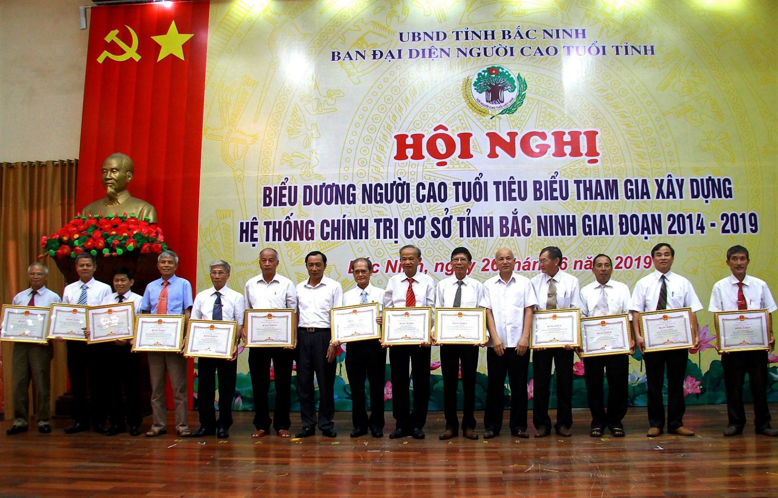 &Ocirc;ng Nguyễn Thanh Đ&uacute;c (thứ tư từ tr&aacute;i sang) được UBND tỉnh tặng Bằng Khen