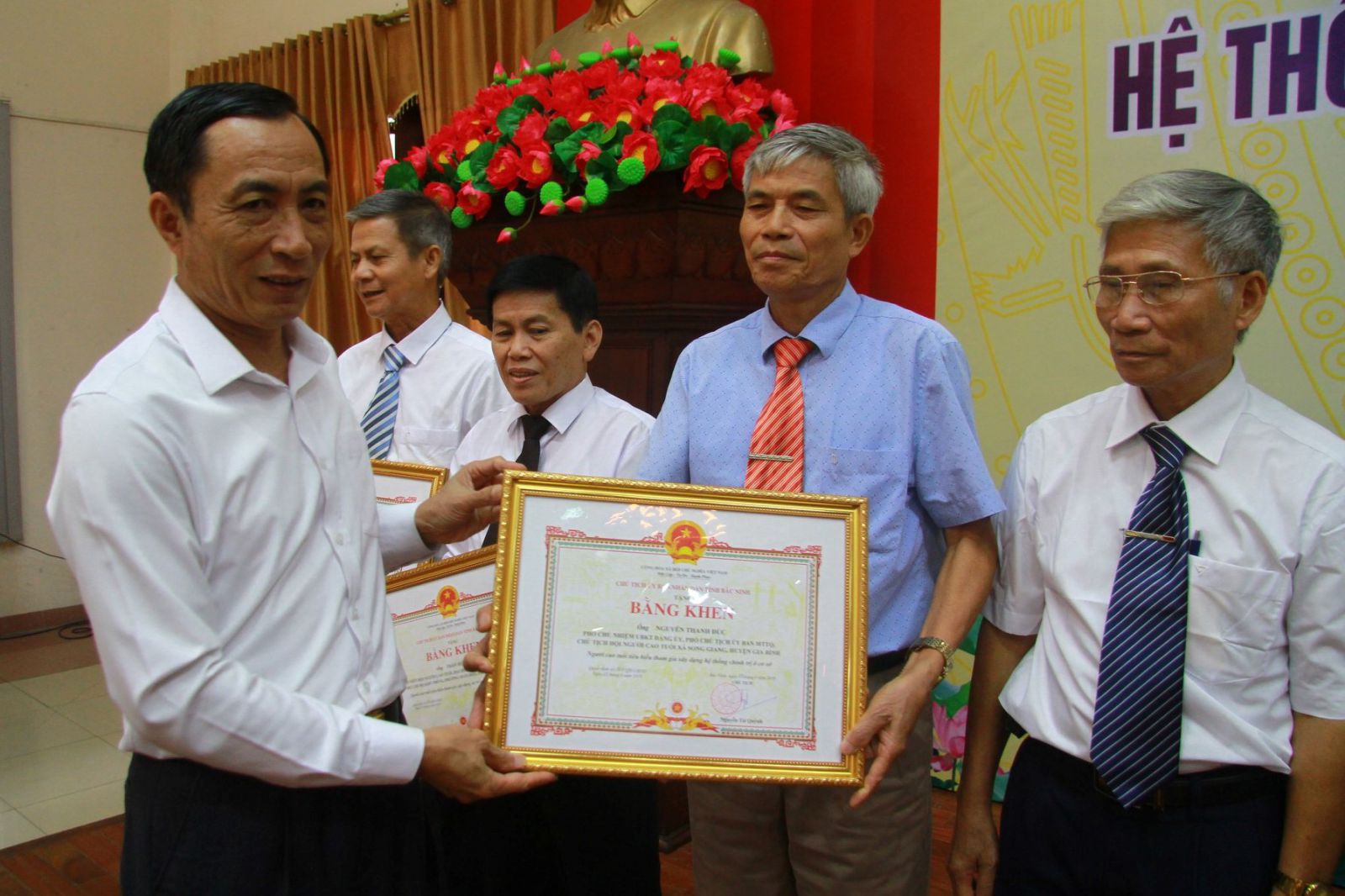 L&atilde;nh đạo tỉnh Bắc Ninh trao Bằng khen UBND tỉnh cho &ocirc;ng Nguyễn Thanh Đ&uacute;c