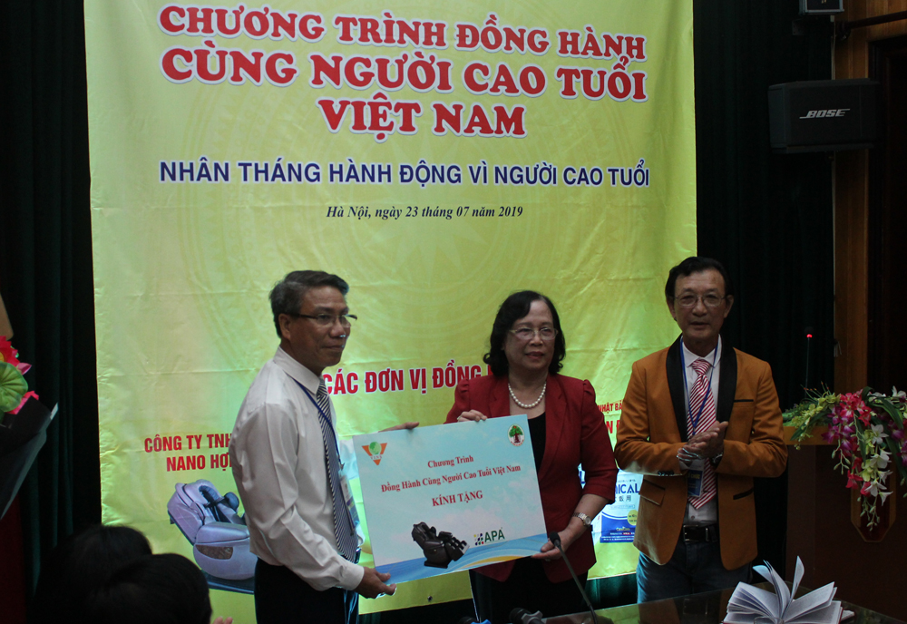 Chủ tịch Phạm Thị Hải Chuyền tiếp nhận m&aacute;y vật l&iacute; trị liệu do C&ocirc;ng ty C&ocirc;ng nghệ hợp nhất APA v&agrave; doanh nh&acirc;n Phạm Văn L&agrave; (b&ecirc;n phải) tặng TW Hội NCT Việt Nam.