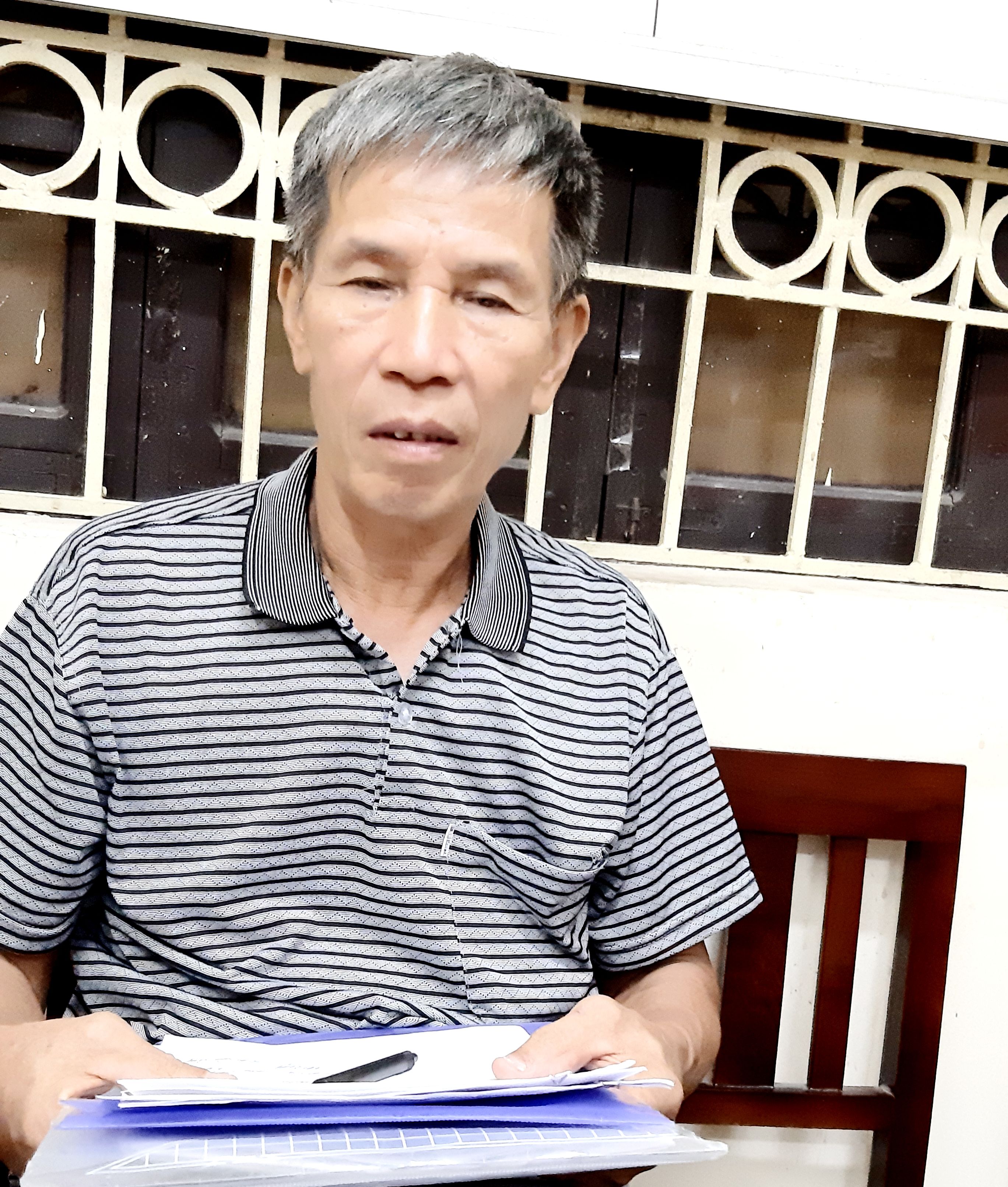 &Ocirc;ng Nguyễn Văn Thu đi t&igrave;m mộ anh trai liệt sĩ Nguyễn Văn Xu&acirc;n