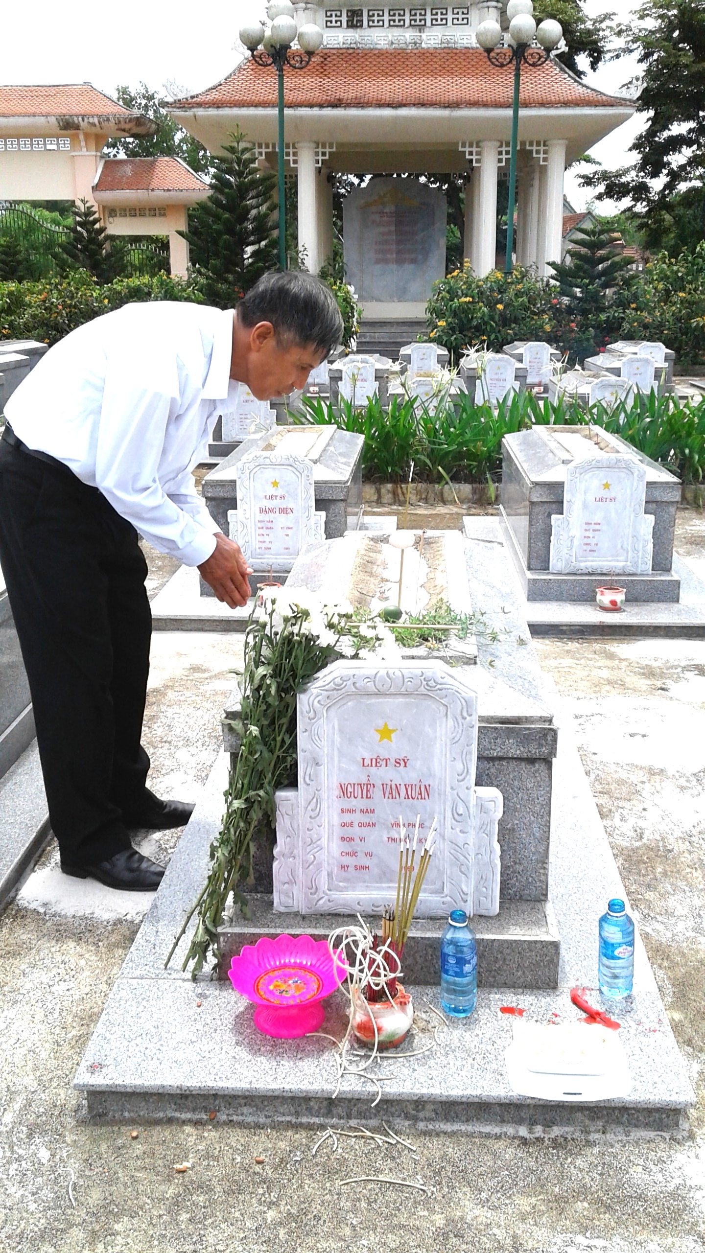 &ocirc;ng Nguyễn Văn Thu nhận ng&ocirc;i mộ số 58 h&agrave;ng 5 l&ocirc; 1 NTLS x&atilde; Tam Ngọc c&oacute; t&ecirc;n liệt sĩ Nguyễn Văn Xu&acirc;n qu&ecirc; Vĩnh Ph&uacute;c đơn vị Thị đội Tam Kỳ, hy sinh năm 1969