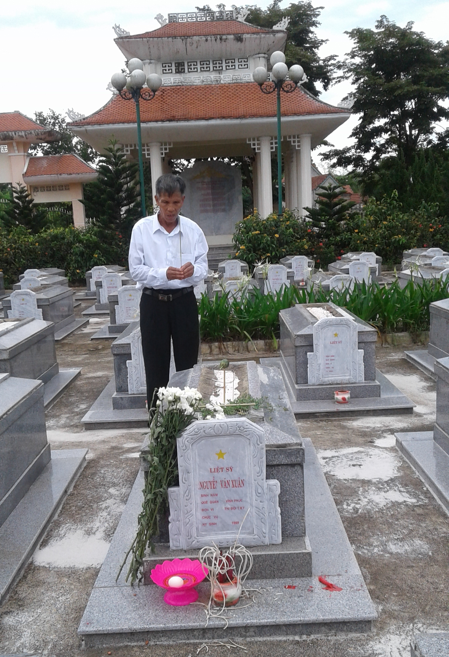 &ocirc;ng Nguyễn Văn Thu nhận ng&ocirc;i mộ số 58 h&agrave;ng 5 l&ocirc; 1 NTLS x&atilde; Tam Ngọc l&agrave; mộ của liệt sĩ Nguyễn Văn Xu&acirc;n anh trai m&igrave;nh