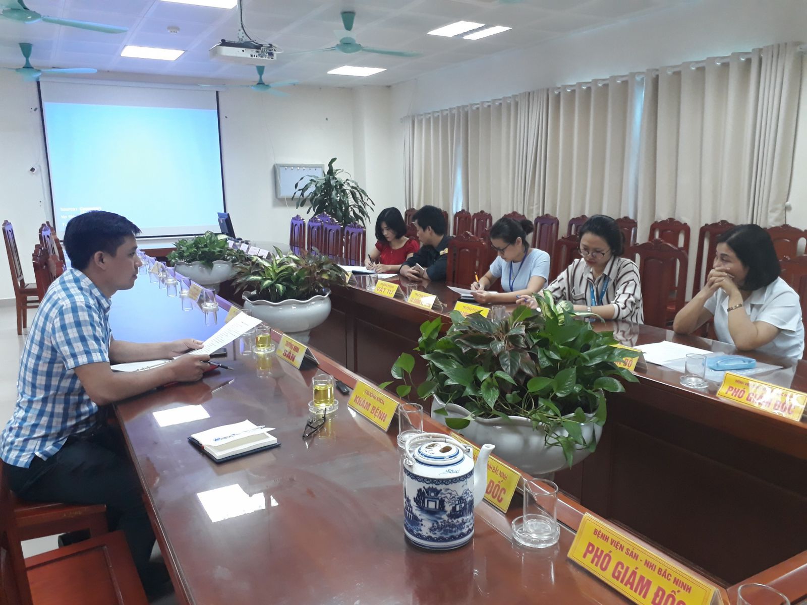 Bà Nguy&ecirc;̃n Thị Bích Thanh (Ngoài cùng b&ecirc;n phải) tại bu&ocirc;̉i làm vi&ecirc;̣c với phóng vi&ecirc;n Báo Người cao tu&ocirc;̉i. (Ảnh: Quang Hùng)