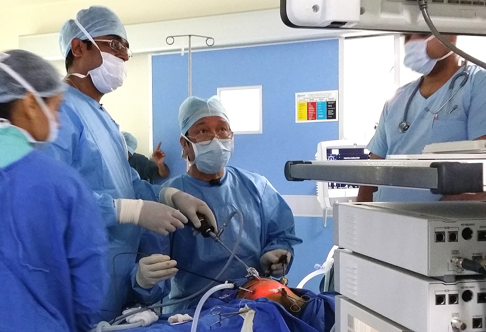 GS Li&ecirc;m từng được mời giảng b&agrave;i v&agrave; mổ tr&igrave;nh diễn phẫu thuật nội soi nhi khoa tại Ấn Độ